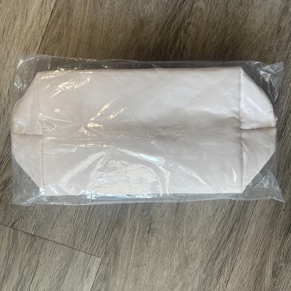 Maelys Cosmetic Travel Bag Case BNIP
For all your travel needs - Picture 7 of 10